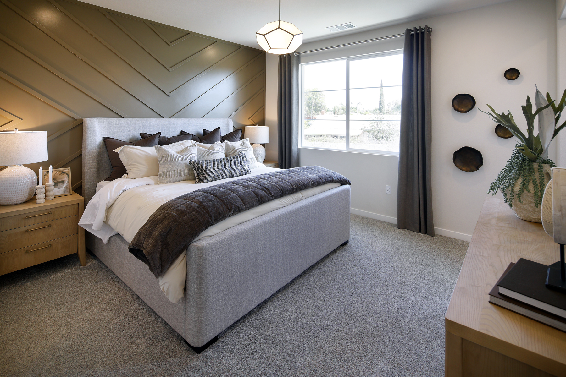 A bedroom with a bed and a desk.