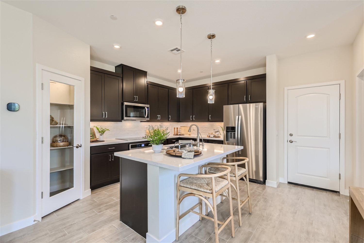 A kitchen with black cabinets.